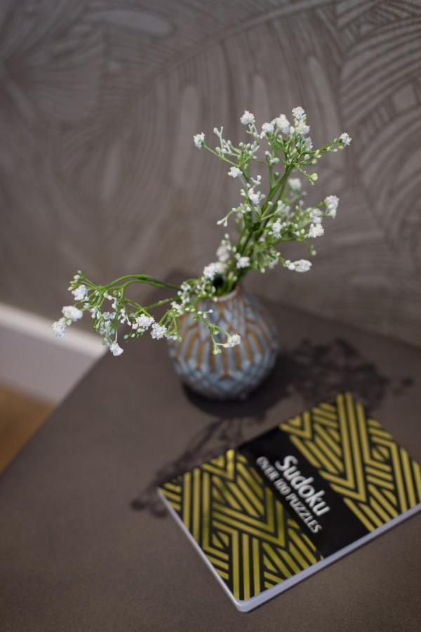 Romantic Studio In The Heart Of Little Italy By Den Stays Montreal Luaran gambar